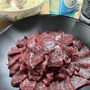 육회 뭉티기에 진심인 여자 이미지