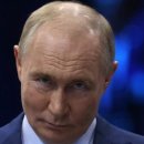 プーチンの現実の見方を歪めてしまい、悲観的で被害妄想的な展望をもたせ、ロシアの外交政策を好戦的なものにしてしまった者たちの正体 이미지