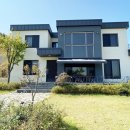 주택 담장 앞 이미지