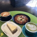 누렁지 | [서귀포] 쇠소깍 올레 6코스 바다뷰 카페 브런치 맛집 'To More Low 투모로우' 후기