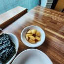 병장부대찌개와 찬 이미지