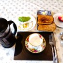 에딘버러 한인민박 Abbey Lane (애비레인) 오늘의 아침식사 메뉴 - 루이보스티, 아보카도샐러드, 계란후라이, 호밀빵 이미지