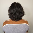 헤나 염색한 50대여성 단발머리에서 모근볼륨 셋팅파마 시술 사진 이미지