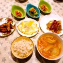 에딘버러 민박 Abbey Lane (에비레인) 오늘의 저녁식사 메뉴 - 우동사리김치만둣국, 감자전, 계란후라이, 오븐닭구이 이미지