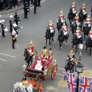 [포토] 윌리엄 왕자와 케이트 미들턴의 마차 퍼레이드 이미지
