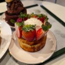 디저트 카페 <퍼스트커피랩 강남점> - 딸기 바닐라빈 바스크 솔직후기 / [역삼동 / 강남구 / 강남역...