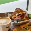 흥업대형타이어 | 원주 대형카페 추천 고래호수 멋진 뷰, 다양한 빵, 플리마켓까지