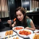 &#34;촬영장의 꽃&#34; 한지민, 떡볶이+핫도그...찰떡조합 자랑 이미지