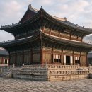 시간을 칠하는 사람 : 공간+시간+사람의 화학작용 | 수백 년 비바람에도 궁궐 기둥이 버틴 비밀, 단청은 장식이 아니라 나무의 갑옷이었습니다