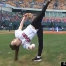 ﻿Rhythmic Gymnast Shin Soo-Ji&#39;s First Pitch 이미지