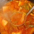엄마의 김치찌개 밥상 이미지