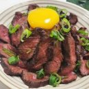 스테이크 덮밥 소스 곁들인 한그릇 요리 등심 스테이크 굽는법 이미지