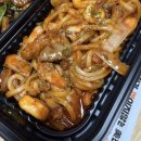 빨간치킨 | 기영이 숯불치킨 빨간양념 까만양념 반반 돼껍누들추가 내돈내산 후기 재주문은 글쎄..