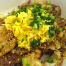 일본식 소고기덮밥과 말차유자청라테 이미지
