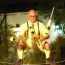 서커스 음악극 <체어, 테이블, 체어> 이미지