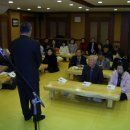 한상조회장 인사와 홍표근 도의원 축사 이윤미시인 님 사회 진행자 예쁜모습 이미지