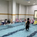 수영활동(킥판 높이 쌓기 게임) 이미지