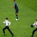 World Cup: Pussy Riot protesters charged over pitch demonstration 이미지