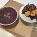 인사동 담장옆에 국화꽃 팥죽맛집