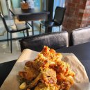 맛있는 생맥주 단체모임 가능한 자담치킨 신당점 축구 대형 TV 치맥