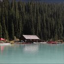 캐나다 로키산맥의 깊은 골짜기에 위치한 맑은 레이크 루이스(Lake Louise)호수 이미지