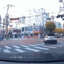 무단횡단하다 깜짝 놀라는 여성 이미지