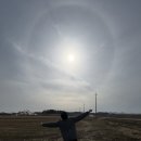 해와 구름이 함께 빚어낸 찰나의 아름다움 맑은 하늘 위 둥근 고리 해무리를 바라보며 느낀 소소한 행복