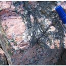 광물학 광물특성 8: 변성 광물과 변성암 8.7 화성암과 광물 8.7.1 변성된 화강암 이미지