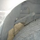 그랜드체로키 -04년 2.7CRD - 운전석 앞바퀴 휠하우스 안족에 우레탄 튜브가 있는데... 이미지