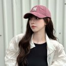 펑키한 매력 카리나 MLB 모자는 얼마일까?