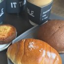 강남주유소 | [서울·강남]소금빵 매니아가 인정하는 조용한 강남 커피 맛집 ㅣ잇테이블 내돈내산 후기