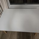 작은 사이즈 컴퓨터. IKEA Dinning table 이미지