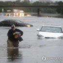 미국 휴스턴에 500mm '물 폭탄'..홍수로 도시 마비 이미지