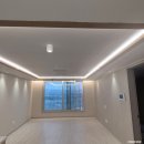 수원하늘채더퍼스트1단지 | 경기 수원 조명 l 무몰딩 거실 + 싱크대 하부조명 l 수원 하늘채더퍼스트 간접조명 시공후기