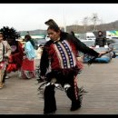 용인 고속도로 휴게소에서 본 인디오인들이 춤과 흥겨운 노래 이미지