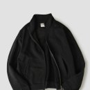 도회적 | 후브스 집업, 매끄러운 원단과 거친 질감의 충돌이 빚어낸 도회적인 카리스마