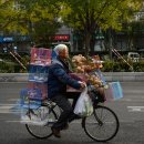 중국이 노령화됨에 따라 노년층은 먹고살기 위해 노력하는 은퇴를 경험합니다. 이미지
