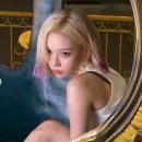 "키스 앤 텔"…에스파 윈터, 감탄 부르는 인형 비주얼 핑크 컬러의 스트라이프 크롭 셔츠에 진주 목걸이를 매치 이미지
