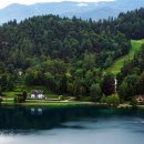 호숫가의 하얀집 이미지