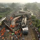 ‘1300명 사상’ 인도 열차 참사…“식민지때 만든 노후 철도망 방치 탓” 이미지