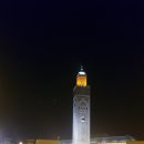 모로코 카사블랑카에서 새벽 불빛 속 "하산2세 모스크"의 화려함과 웅장함을 체험한다. 이미지