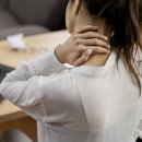 목통증 계속된다면? 단순 피로가 아닌 목디스크 신호일 수 있습니다