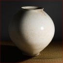 moon 도자기 | 조선 18세기 달항아리 — 한국 도자기의 정점이 뉴욕 경매에 등장합니다