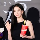꾸레쥬 블랙드레스를 입은 핫걸 카리나