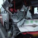 김제서 버스가 승용차 추돌 후 단속카메라 기둥 받아..16명 부상 이미지