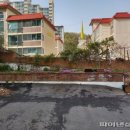 주택 담장 앞 이미지