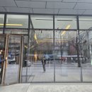 신영 인사이트 | 여의도 카페콤마 독서와 여유로운 시간 보내러오기 좋은 노트북 대형 카페