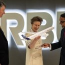 오늘 최고의 보도사진: 영국 앤 공주, 거대한 알, 등검은말벌 이미지