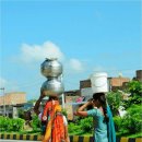 물동이 이고 가는  이미지