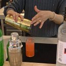 강남칵테일바 카페앤바 바이 끄끄흐디자인에서 위스키와 칵테일 달린 날